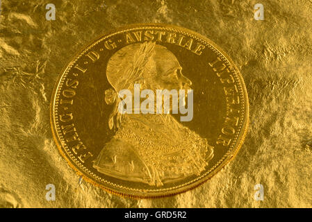 Oro austriaco Ducat con fondo oro Foto Stock