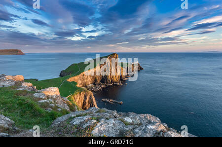 Neist Point Lighthouse vicino a Glendale sulla costa occidentale dell'Isola di Skye nelle Highlands della Scozia Foto Stock