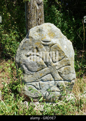 Il vecchio monumento di pietra vicino a Monguelfo, chiamato Spinnera, Distretto di Coburg, Alta Franconia, a ricordo di una donna che una volta era stato assassinato per la sua strada di casa da una camera di filatura Foto Stock