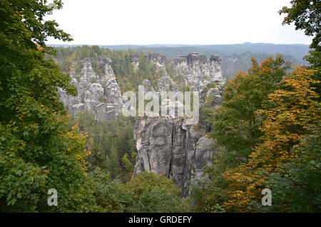 Le rocce del bastione nella Svizzera sassone, in Sassonia, Germania, Europa Foto Stock