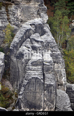 Rocce di montagne di roccia arenaria dell'Elba nel bastione, Sassonia, Germania, Europa Foto Stock