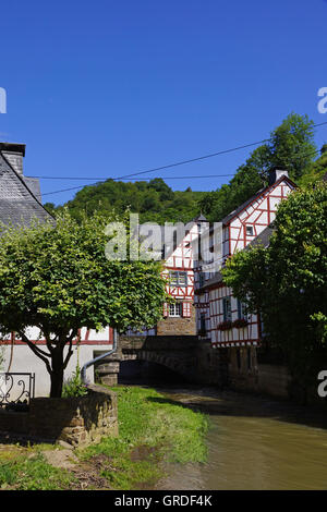 Pittoresca cittadina Monreal in Eifel, Renania-Palatinato, Germania, Europa Foto Stock