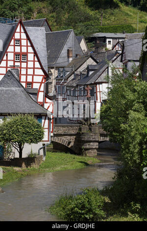 Il pittoresco Monreal in Eifel, Renania-Palatinato, Germania Foto Stock