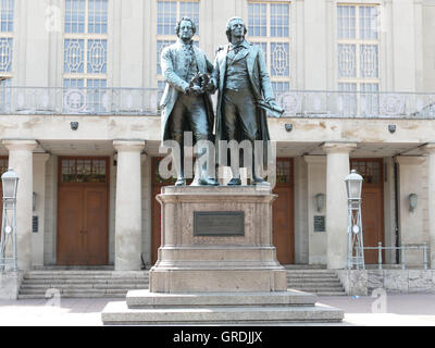 Goethe e Schiller Memorial davanti al teatro di Weimar Foto Stock