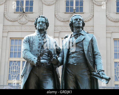 Goethe e Schiller Memorial davanti al teatro di Weimar Foto Stock