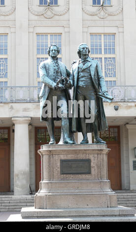 Goethe e Schiller Memorial davanti al teatro di Weimar Foto Stock