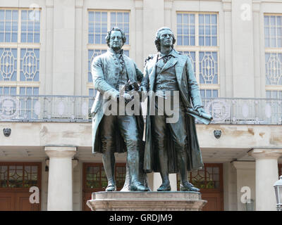 Goethe e Schiller Memorial davanti al teatro di Weimar Foto Stock