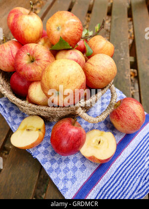 Mele, cesto di frutta Foto Stock