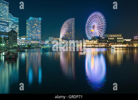 Vista notturna di Yokohama paesaggio urbano di Minato Mirai Waterfront District. Foto Stock