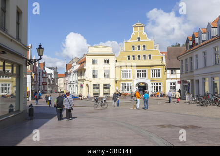 Incrocio con Plaza e fontana nel centro di Wismar Meclemburgopomerania occidentale Foto Stock