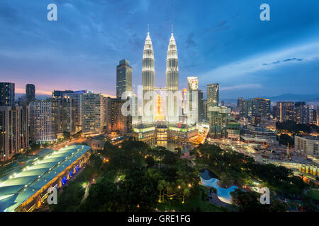 Kuala Lumpur skyline e grattacieli di notte a Kuala Lumpur, Malesia. Foto Stock