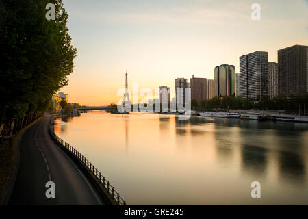 Lo skyline di Parigi con la torre Eiffel e la Senna a Parigi in Francia.bellissima alba a Parigi, Francia. Foto Stock