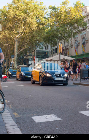 Barcellona, Spagna - Luglio 23, 2016: Taxi auto va dalle Ramblas avenue nel centro di Barcellona Foto Stock