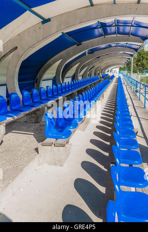 Posti a sedere sulle tribune stadio sportivo nel parco vicino castello medievale a MOSONMAGYAROVAR, Ungheria Foto Stock