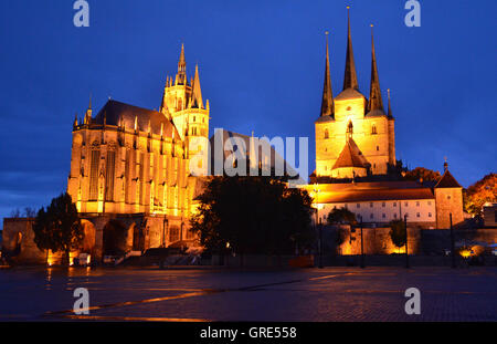 Erfurt In serata al Blue ora, Piazza del Duomo con la cattedrale e la chiesa di severi, Turingia Foto Stock