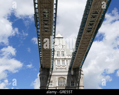Londra, il Tower Bridge oltre il Fiume Tamigi, Inghilterra Foto Stock