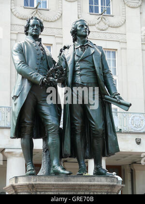 Goethe e Schiller Memorial davanti al teatro di Weimar Foto Stock