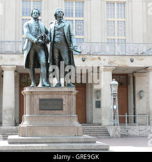 Goethe e Schiller Memorial davanti al teatro di Weimar Foto Stock