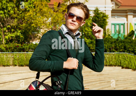 Elegante uomo moda concetto di città Foto Stock
