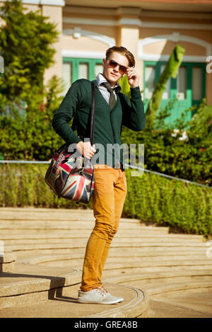 Hipster l uomo sta su scale Foto Stock