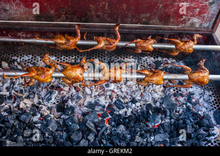 Polli alla griglia sulla stufa barbecue . Foto Stock