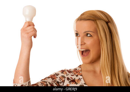 Carino donna bionda azienda lampadina di luce come un segno di una fresca buona idea isolate su sfondo bianco Foto Stock