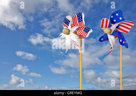 Pin patriottica ruote sul Cielo di estate sfondo Foto Stock