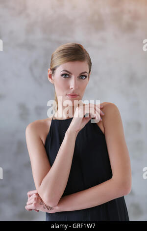 Bella donna in un abito nero con lunghi guanti neri Foto stock - Alamy