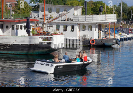 I giovani su un picnic di viaggio in barca a vela in Christianshavn Canal a Copenaghen in barca affittata tornando a amicizie.dk Foto Stock