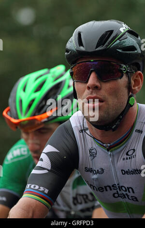 Mark Cavendish arrampicata la lotta nel distretto del lago durante il tour della Gran Bretagna corsa di ciclismo 2016 equitazione per Dimension Data Foto Stock