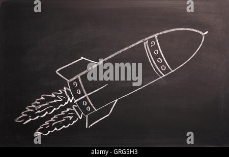 Avviare il concetto con una mano disegnato razzo su una lavagna Foto Stock