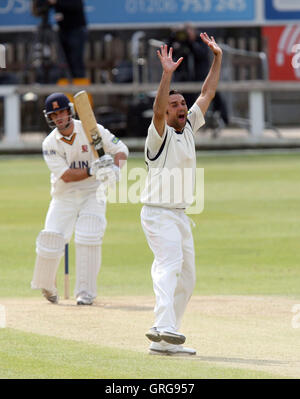 Kabir Ali di Hampshire appelli per il paletto di Ryan dieci Doeschate - Essex CCC vs Hamsphire CCC - LV County Cricket campionato presso la Ford County Ground, Chelmsford - 12/04/10 Foto Stock