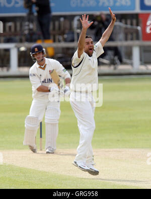 Kabir Ali di Hampshire appelli per il paletto di Ryan dieci Doeschate - Essex CCC vs Hamsphire CCC - LV County Cricket campionato presso la Ford County Ground, Chelmsford - 12/04/10 Foto Stock