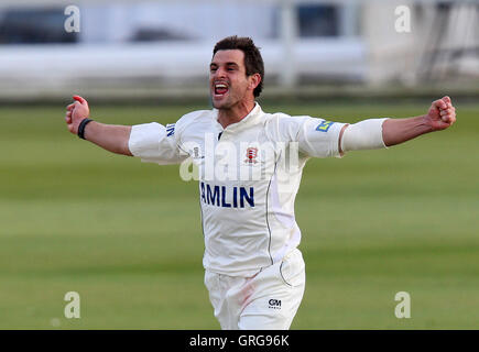 Ryan dieci Doeschate Essex di rivendicazioni del paletto di Danny Briggs - Essex CCC vs Hamsphire CCC - LV County Cricket campionato presso la Ford County Ground, Chelmsford - 12/04/10 Foto Stock