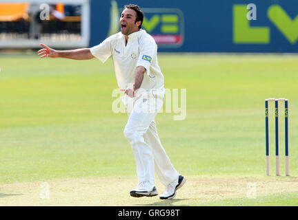 Kabir Ali di Hampshire lancia un appello per un paletto - Essex CCC vs Hamsphire CCC - LV County Cricket campionato presso la Ford County Ground, Chelmsford - 09/04/10 Foto Stock