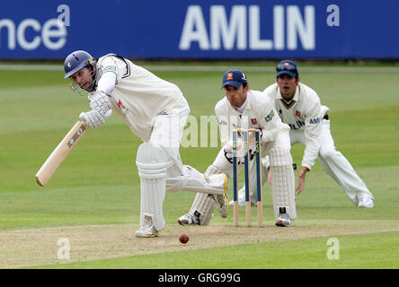 Martin van Jaarsveld in azione di ovatta per Essex come James Foster e Alastair Cook guardare da dietro i monconi - Essex CCC vs Kent CCC - LV County Championship Division One Cricket presso la Ford County Ground, Chelmsford - 10/05/10 Foto Stock