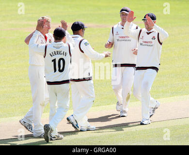 Lancashire giocatori festeggiare il paletto di David Masters - Essex CCC vs Lancashire CCC - LV County Championship Division One Cricket a Ford County Ground, Chelmsford - 23/04/10 Foto Stock