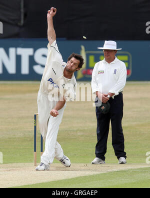 Charlie Shreck in azione di bowling per Notts - Essex CCC vs Nottinghamshire CCC - LV County Cricket campionato presso la Ford County Ground, Chelmsford Essex - 06/07/10 Foto Stock