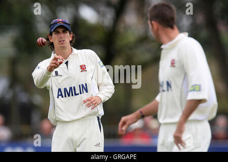 Chris Wright di Essex lancia la palla a David Masters - Essex CCC vs Somerset CCC - LV County Championship Division One Cricket al parco del castello, Colchester - 18/08/10 Foto Stock