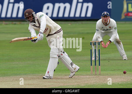 Chris Jordan in azione di ovatta per Surrey - Essex CCC vs Surrey CCC - LV County Championship Division due Cricket presso la Ford County Ground, Chelmsford Essex Foto Stock