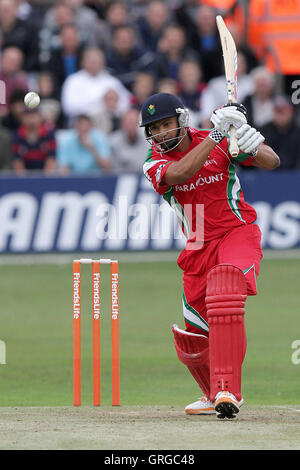 Alviro Petersen in azione di ovatta per Glamorgan - Essex Eagles vs Glamorgan Dragons - Amici vita T20 Cricket la Ford County Ground, Chelmsford Essex - 08/07/11 Foto Stock