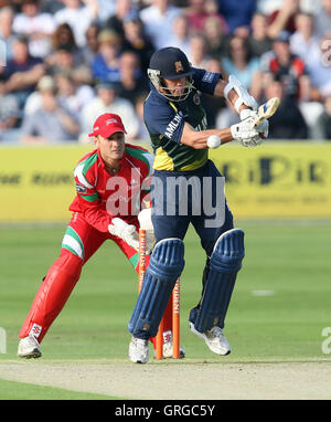 Contrassegnare Pettini di Essex ottiene in un groviglio e viene fuori prima sfera, catturati e colpiti Robert Croft - Essex Eagles vs Glamorgan Dragons - Friends Provident venti 20 T20 Cricket presso la Ford County Ground, Chelmsford - 11/06/10 Foto Stock