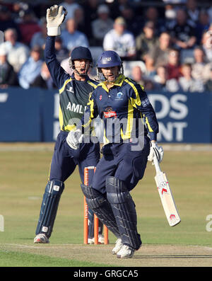 James Foster appelli per il paletto del Gloucestershire battitore Gidman Alex - Essex Eagles vs Gloucestershire Gladiatori - Friends Provident venti 20 T20 Cricket presso la Ford County Ground, Chelmsford Essex - 15/07/10 Foto Stock