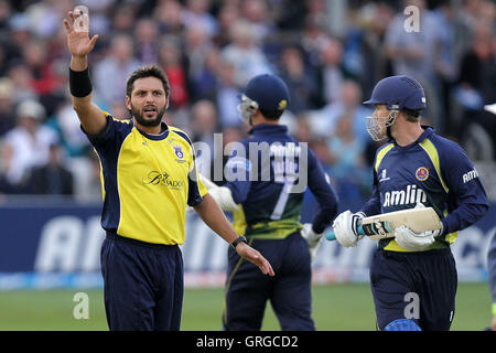 Shahid Afridi di Hampshiure appelli per il paletto di Tim Phillips - Essex Eagles vs Hampshire Royals - Amici vita T20 Cricket la Ford County Ground, Chelmsford - 23/06/11 Foto Stock