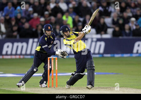 Benny Howell di Hampshire fori fuori per una cattura da Tim Phillips - Essex Eagles vs Hampshire Royals - Amici vita T20 Cricket la Ford County Ground, Chelmsford - 23/06/11 Foto Stock