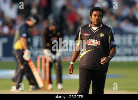 Malinga Bandara si prepara per la coppa per Kent - Essex Eagles vs Kent Spitfires - Friends Provident venti 20 T20 Cricket presso la Ford County Ground, Chelmsford - 02/06/10 Foto Stock