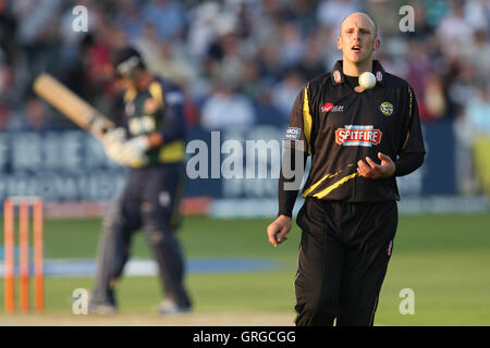 James Tredwell del Kent si prepara a bowl - Essex Eagles vs Kent Spitfires - Friends Provident venti 20 T20 Cricket presso la Ford County Ground, Chelmsford - 02/06/10 Foto Stock