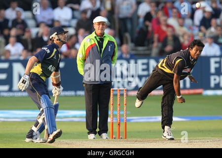 Malinga Bandara del Kent bocce - Essex Eagles vs Kent Spitfires - Friends Provident venti 20 T20 Cricket presso la Ford County Ground, Chelmsford - 02/06/10 Foto Stock