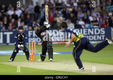 Geraint Jones hits fuori per Kent - Essex Eagles vs Kent Spitfires - Friends Provident venti 20 T20 Cricket presso la Ford County Ground, Chelmsford - 02/06/10 Foto Stock