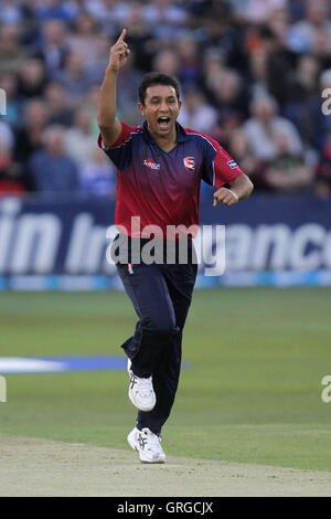 Azhar Mahmood del Kent precedenti il paletto di Marco Pettini - Essex Eagles vs Kent Spitfires - Amici vita T20 Cricket presso la Ford County Ground, Chelmsford Essex - 15/07/11 Foto Stock